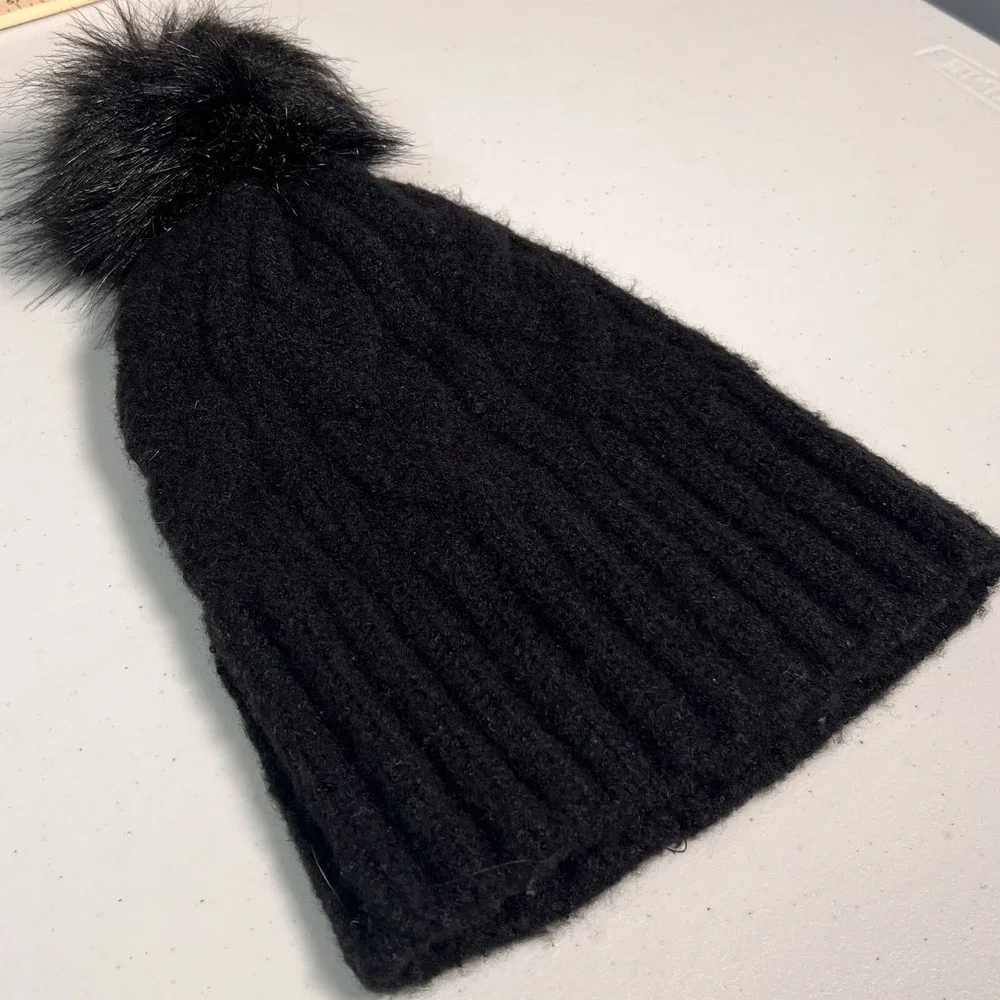 Cable Knit Black Beanie Fur Pom Womens One Size Classic Minimalist Luxury